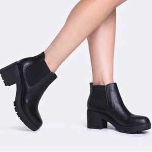 Steve Madden Romman Chelsea Black Boot